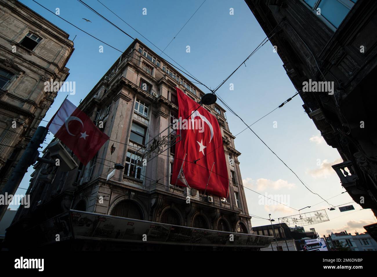 Drapeau turc suspendu d'un bâtiment de style européen dans le quartier de Beyoglu à Istanbul, Turquie. Banque D'Images