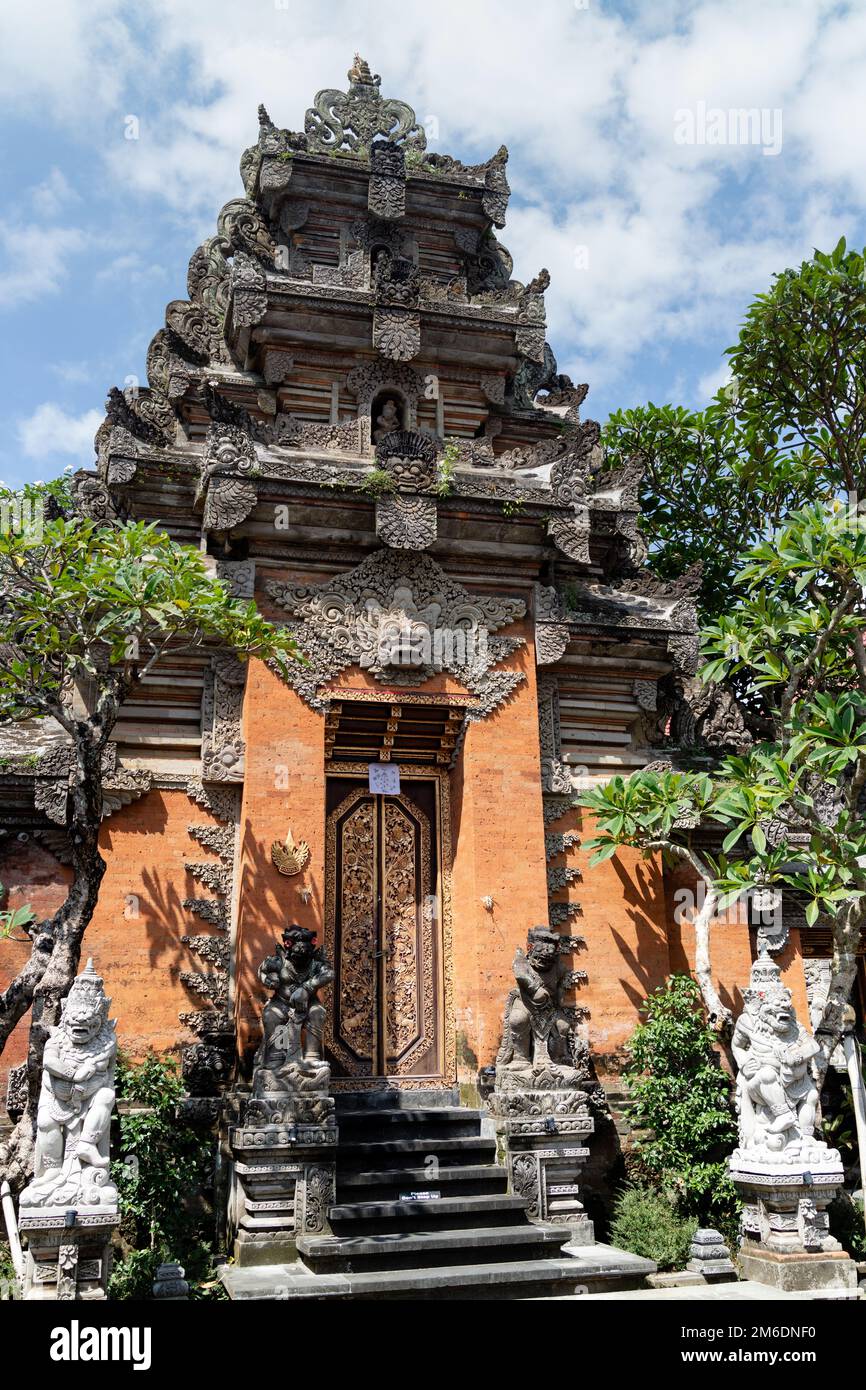 Ubud, Indonésie - 28 5 2019: Entrée extérieure d'un temple balinais en Indonésie Banque D'Images