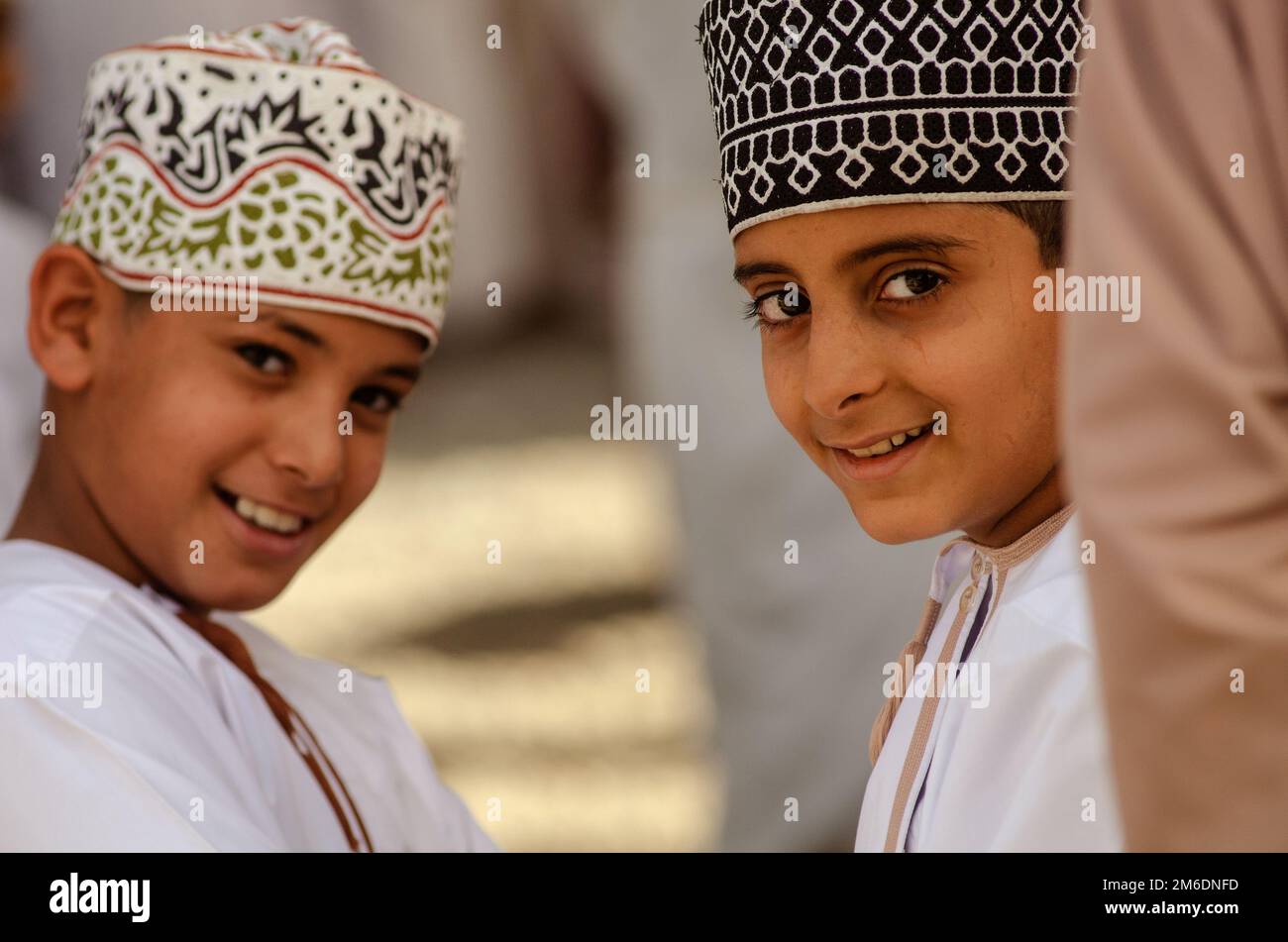 Les jeunes garçons, de l'Oman Nizwa Souk, Oman. Banque D'Images