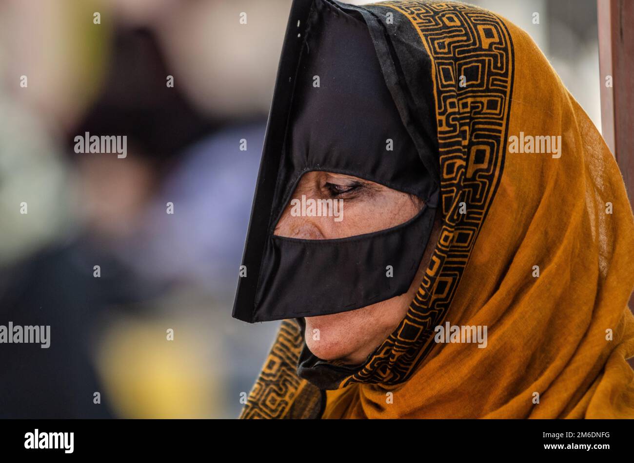 Un Omanais bédouine portant un visage Batoola traditionnel couvrant, Nizwa Souk, Oman Banque D'Images