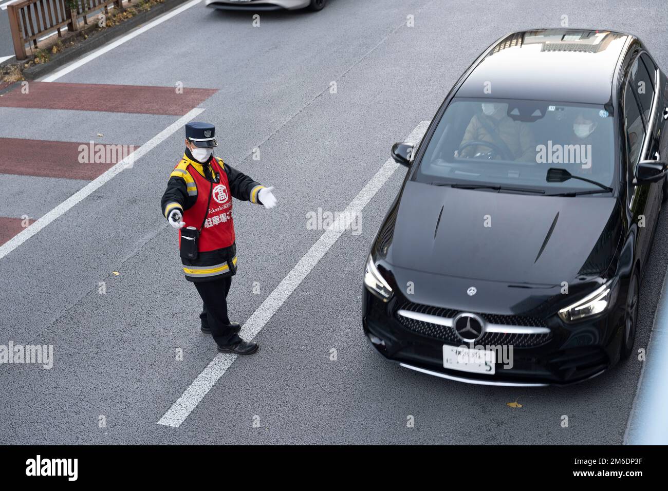 Tokyo, Japon. 3rd janvier 2023. Scènes générales d'un préposé au stationnement de la circulation dirigeant les acheteurs qui cherchent à entrer dans le grand magasin de luxe Takashimaya SC, à la sortie de l'infrastructure de véhicule très fréquentée de l'avenue Showa-dori du quartier financier de Nihombashi et du quartier central des affaires de Tokyo, Siège de la Banque du Japon et de la Bourse de Tokyo parmi de nombreuses autres institutions financières internationales. Japanese yen (JPY) steward, le gouverneur de la Banque du Japon Haruhiko Kuroda a doublé le plafond d'intérêt sur les obligations à 10 ans dans le cadre d'un programme de relance visant à augmenter la valeur du yen japonais sur les devises étrangères ex Banque D'Images