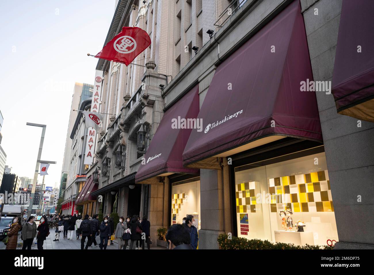 Tokyo, Japon. 3rd janvier 2023. Le grand magasin de luxe Takashimaya SC, situé sur l'avenue Showa-dori, dans le quartier financier de Nihombashi et le quartier central des affaires de Tokyo, abrite la Banque du Japon et la Bourse de Tokyo, parmi de nombreuses autres institutions financières internationales. Takashimaya SC est comparable à Sax Fifth Avenue et Bloomingdales. Japanese yen (JPY) steward, le gouverneur de la Banque du Japon Haruhiko Kuroda a doublé le plafond d'intérêt sur les obligations à 10 ans dans le cadre d'un programme de relance visant à augmenter la valeur du yen japonais sur les changes. Finance, économie, actions, busi Banque D'Images