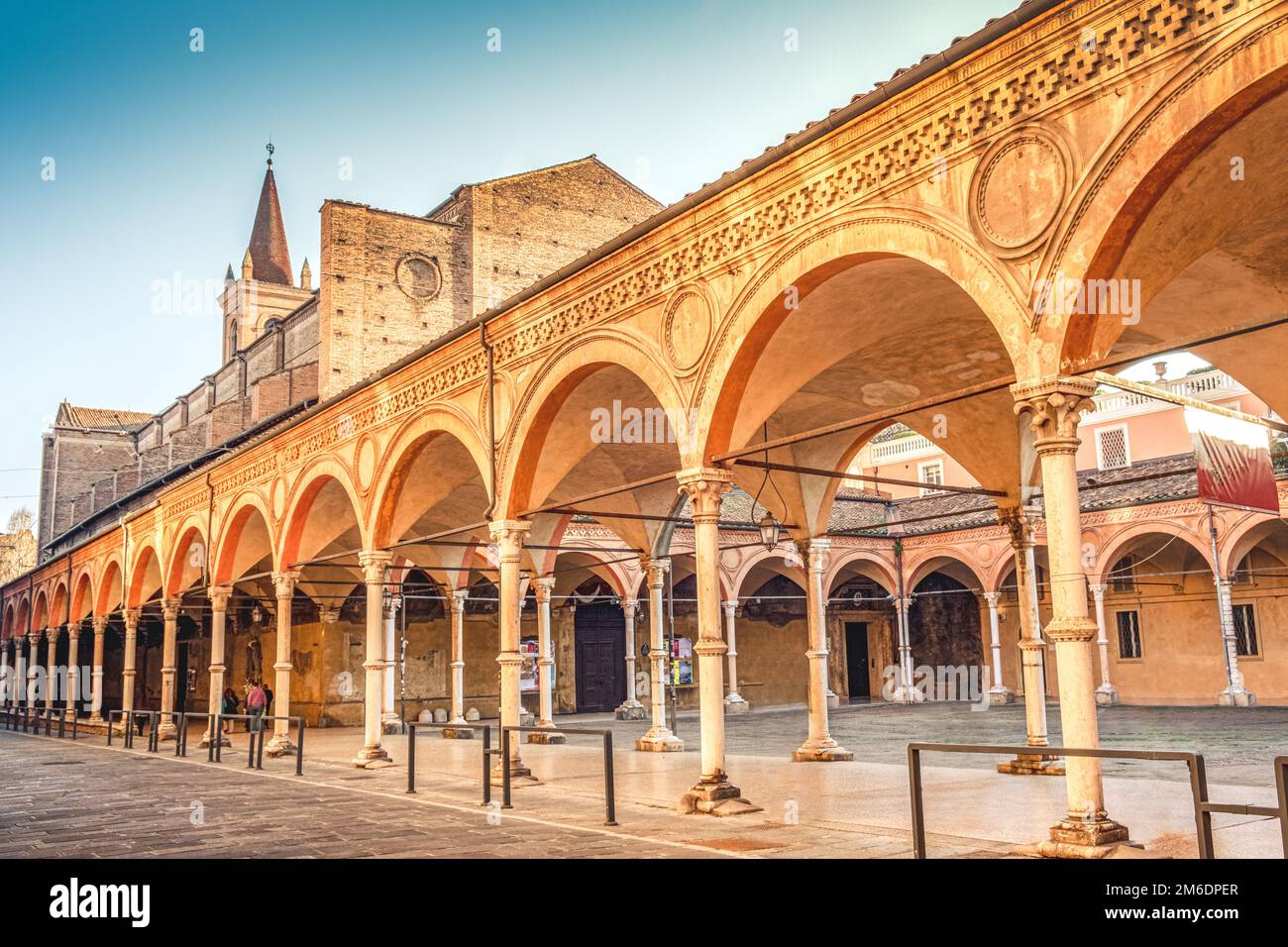 Repère local de Bologne de l'Émilie-Romagne (Italie - Santa Maria dei Servi ou Santa Lucia l'église et de l'arche ou Portico Banque D'Images