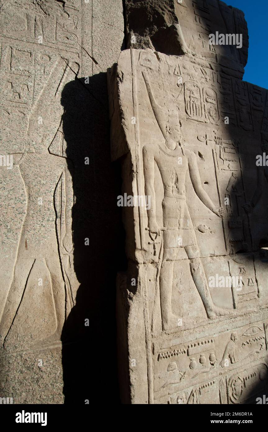 Inscriptions pharaoniques sur les ruines égyptiennes anciennes à Louxor, Égypte. Banque D'Images