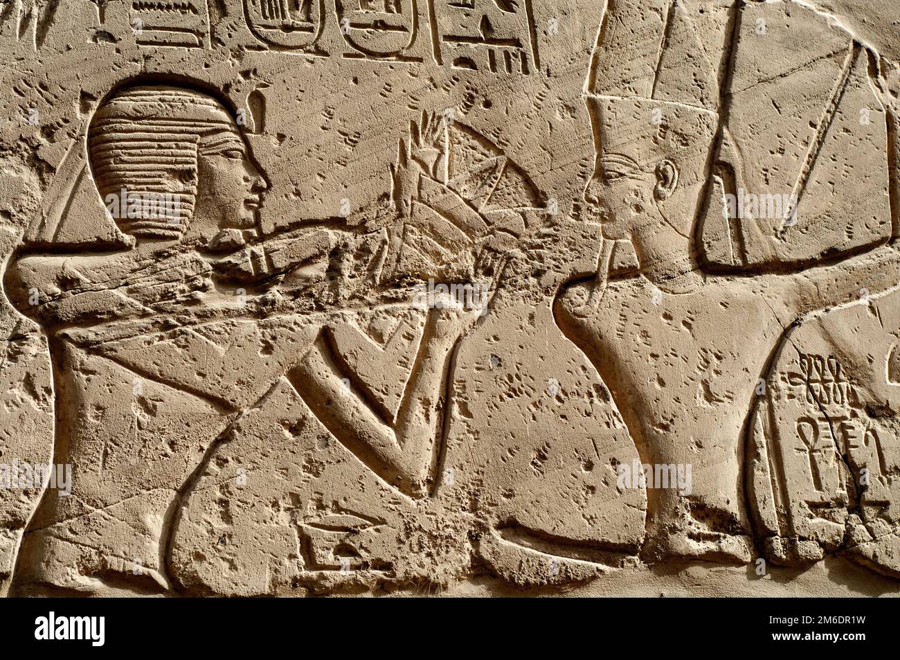Inscriptions pharaoniques sur les ruines égyptiennes anciennes à Louxor, Égypte. Banque D'Images