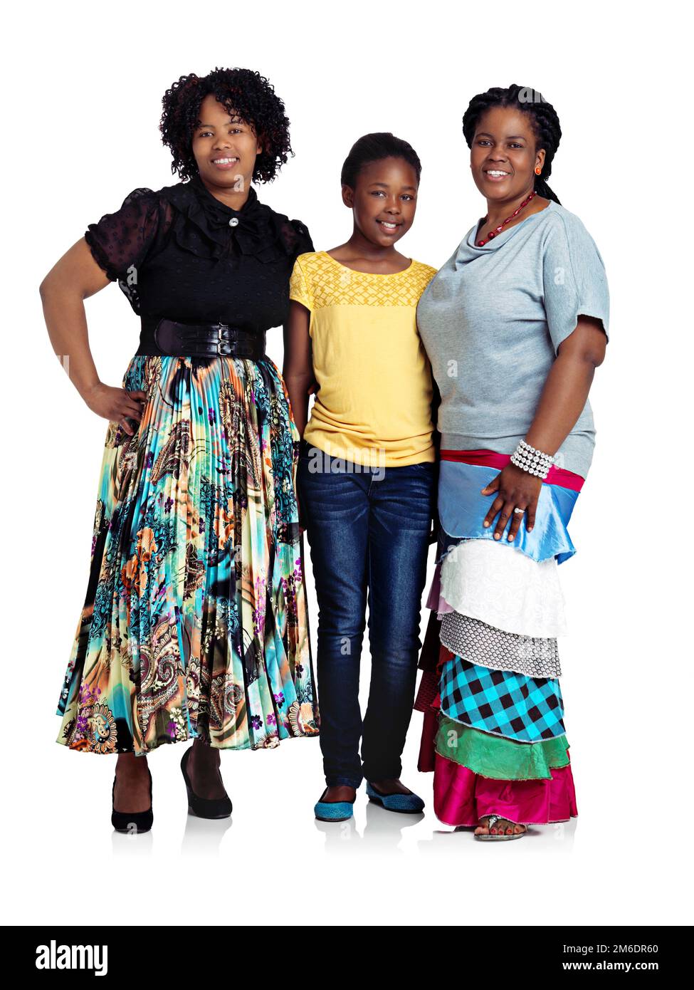 Fier de notre sagesse féminine. Photo en studio de deux femmes africaines avec une adolescente isolée sur blanc. Banque D'Images