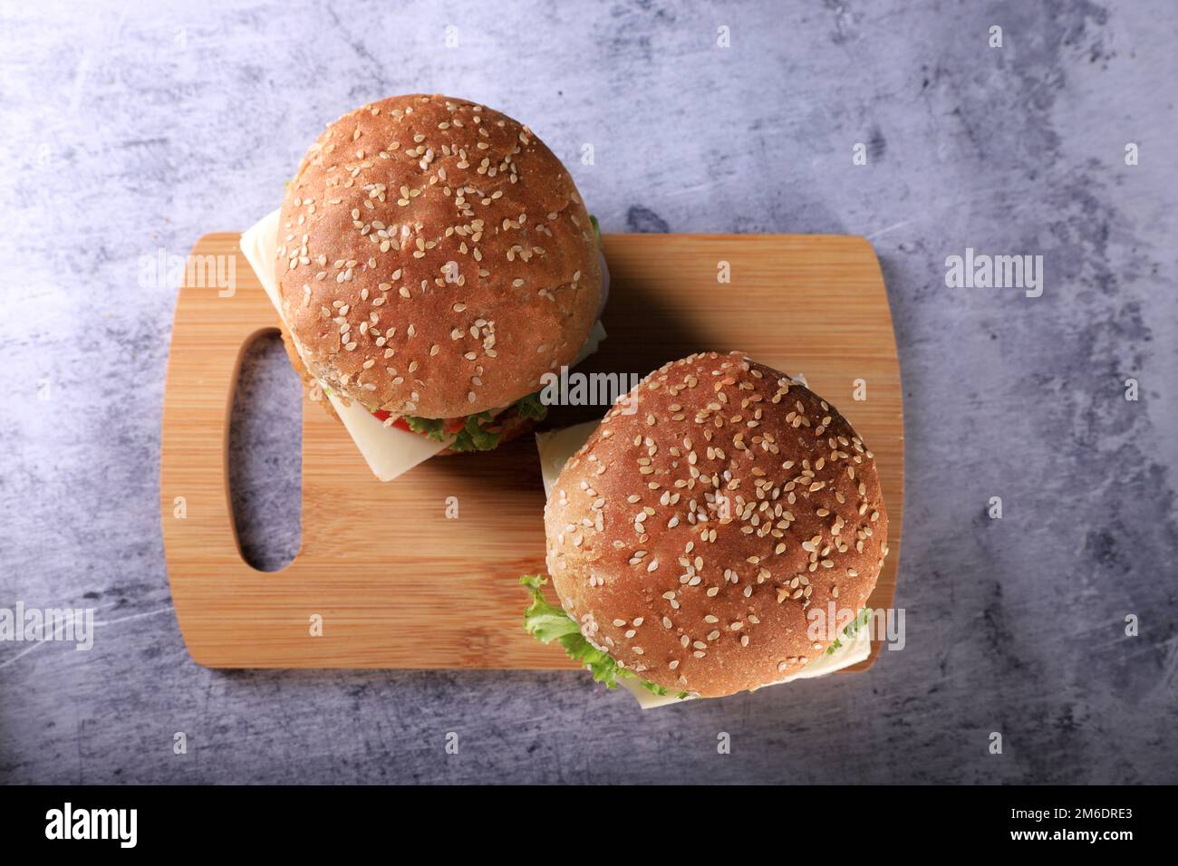 Deux Burgers Food Photography - Vue Sur Le Dessus Plat Banque D'Images