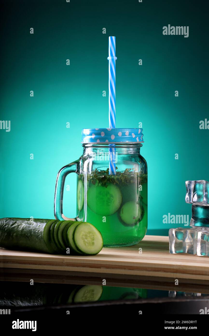 Jus de concombre frais dans Un Pot Mason avec glaçons Banque D'Images Jus de concombre frais dans Un Pot Mason avec glaçons Banque D'Images