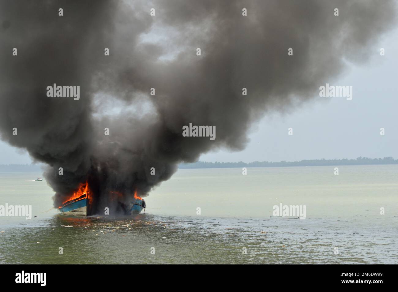 Explosion bateau de pêche Banque D'Images