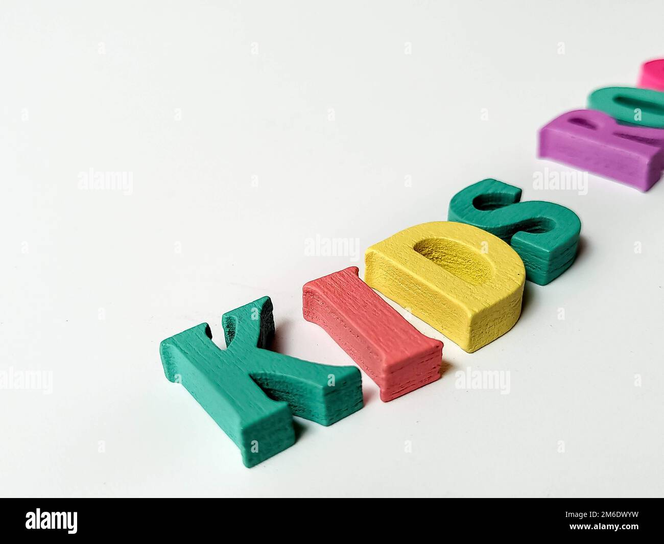 Lettres colorées pour enfants placées sur un fond blanc. Banque D'Images