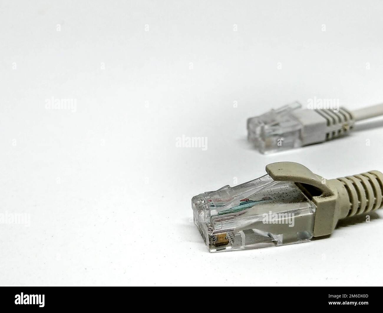 Câble LAN USB placé sur un fond blanc Banque D'Images