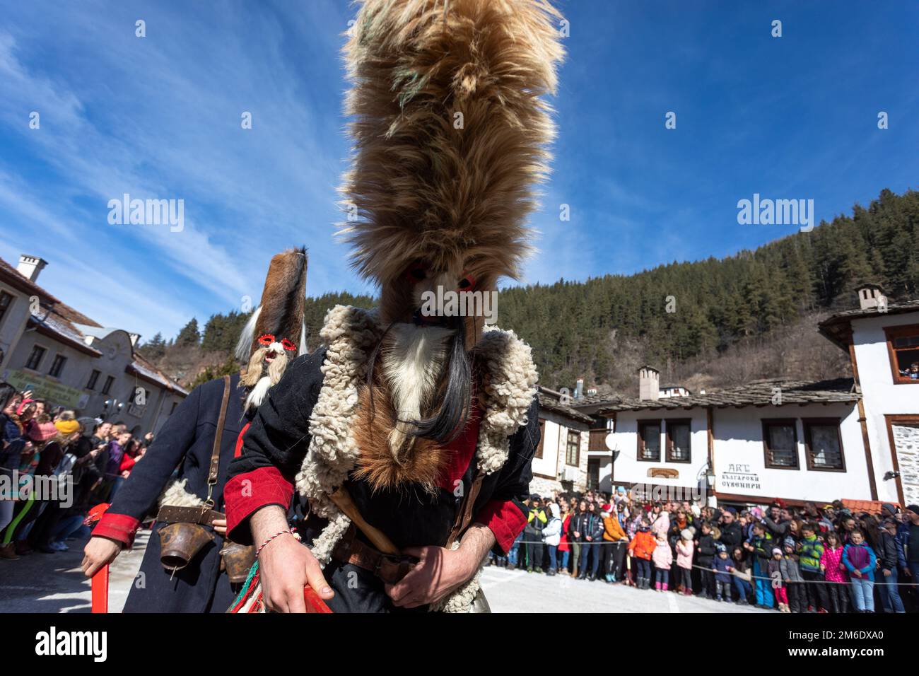 Fête de la mascarade à Shiroka Laka, Bulgarie. Culture, autochtone. Banque D'Images