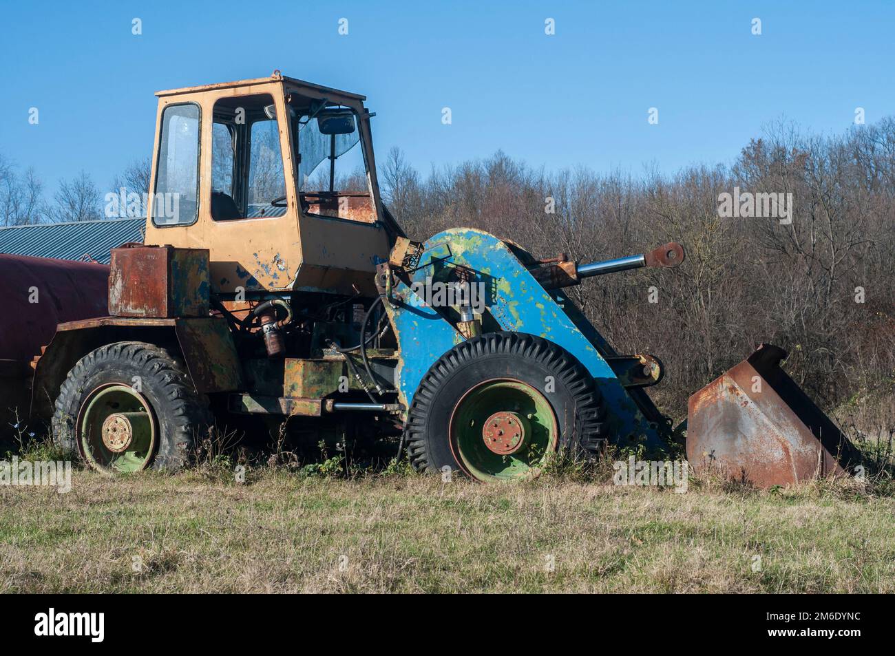 Vieux bulldozer vintage sur campagne pré en journée ensoleillée Banque D'Images