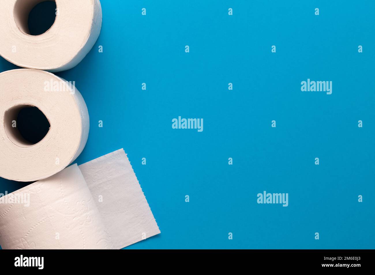 Rouleaux de papier toilette sur fond bleu Banque D'Images