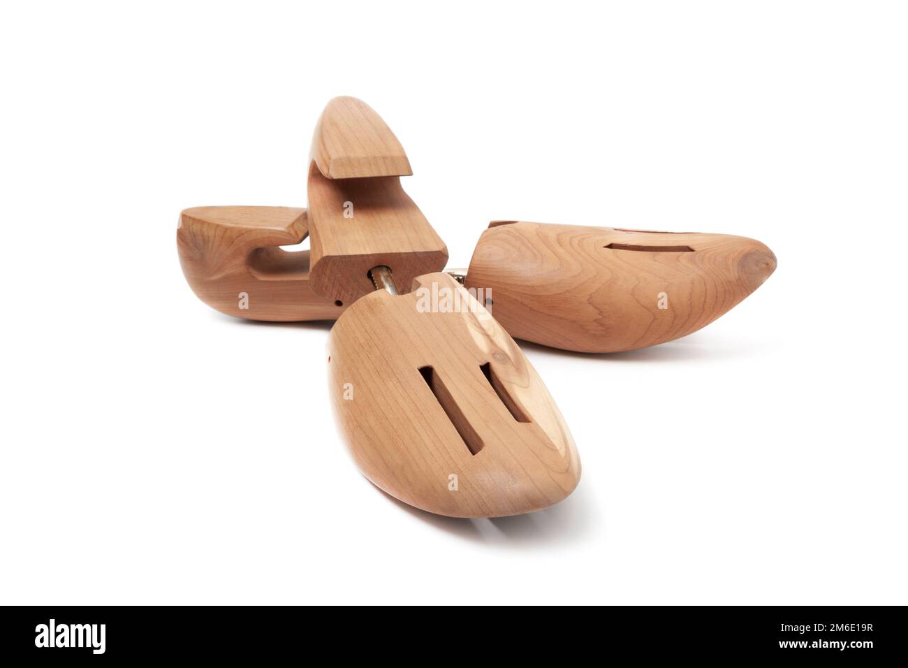 Un arbre de chaussures fait de cèdre de la compagnie Woodlore isolé sur un blanc Banque D'Images