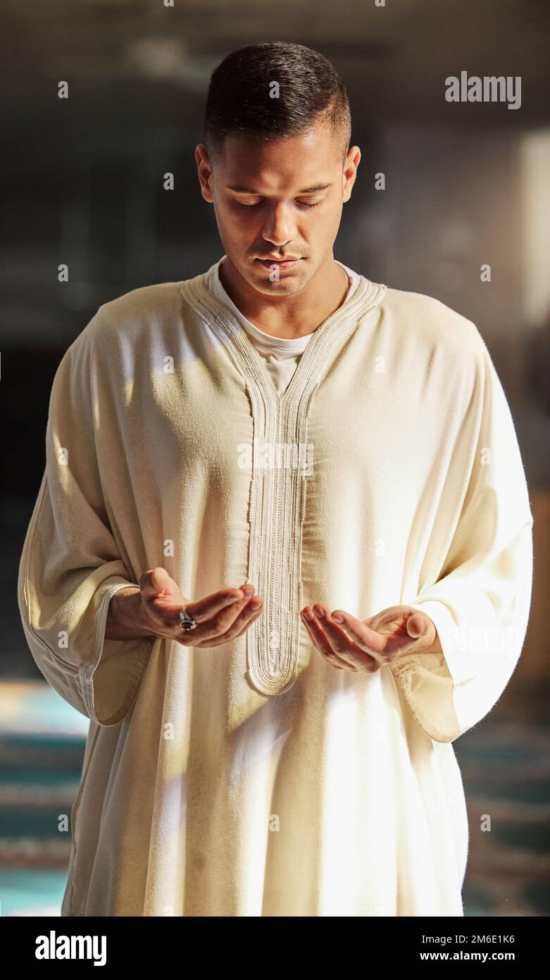 L'homme, la foi musulmane et la prière dans la mosquée pour Dieu, la paix et la pleine conscience avec des vêtements islamiques traditionnels. Culte de l'islam, prière et équilibre spirituel Banque D'Images