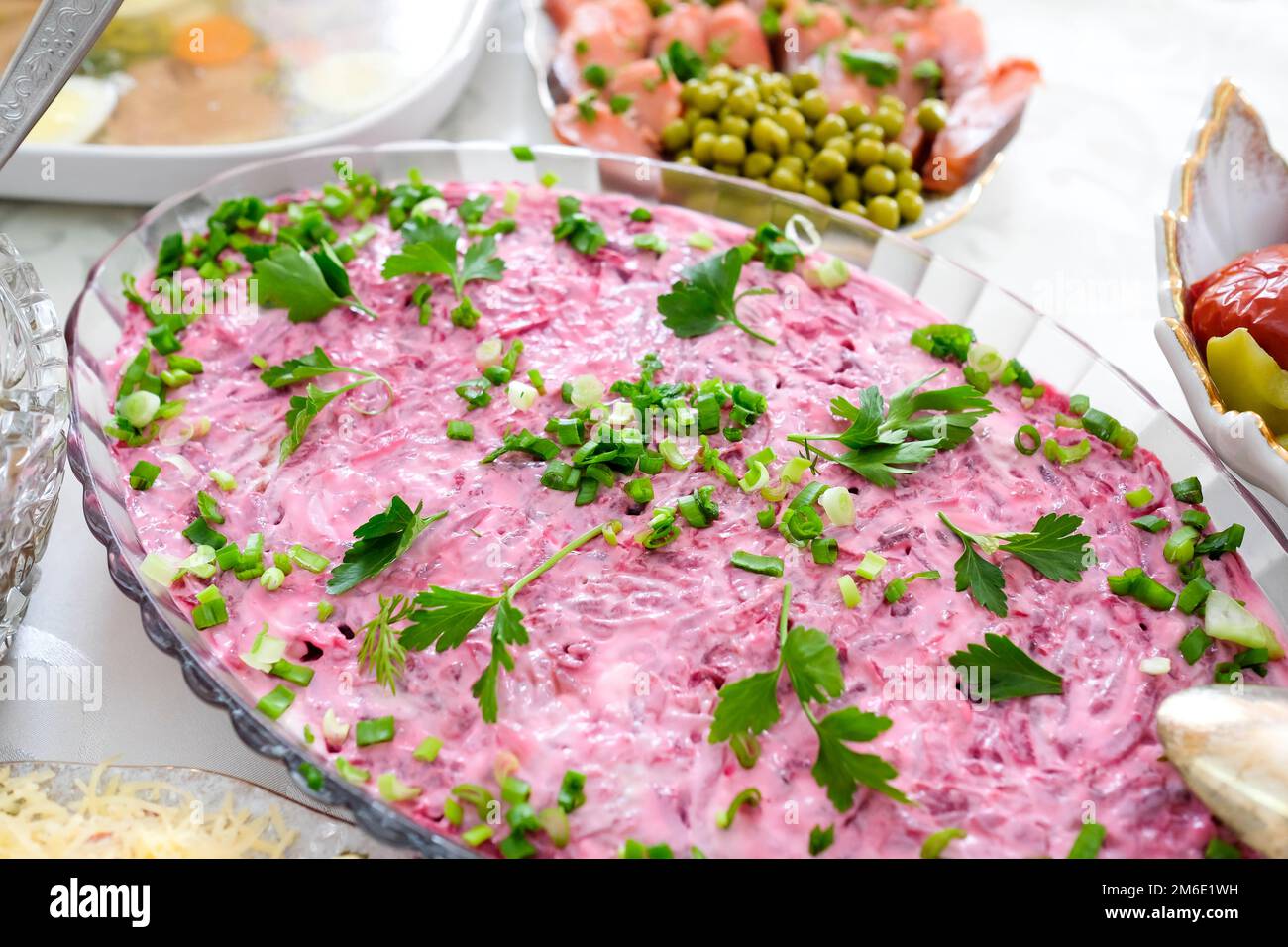 Salade de hareng sous un manteau de fourrure. Un délicieux plat de feuilletée avec du poisson sélénium, des pommes de terre et des betteraves. Banque D'Images