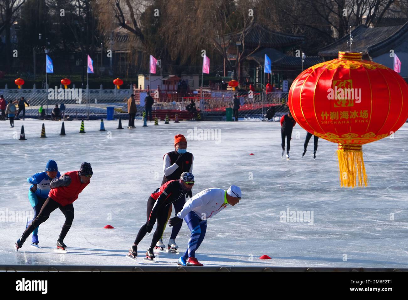BEIJING, CHINE le 4 JANVIER 2023 les gens patinent à la patinoire