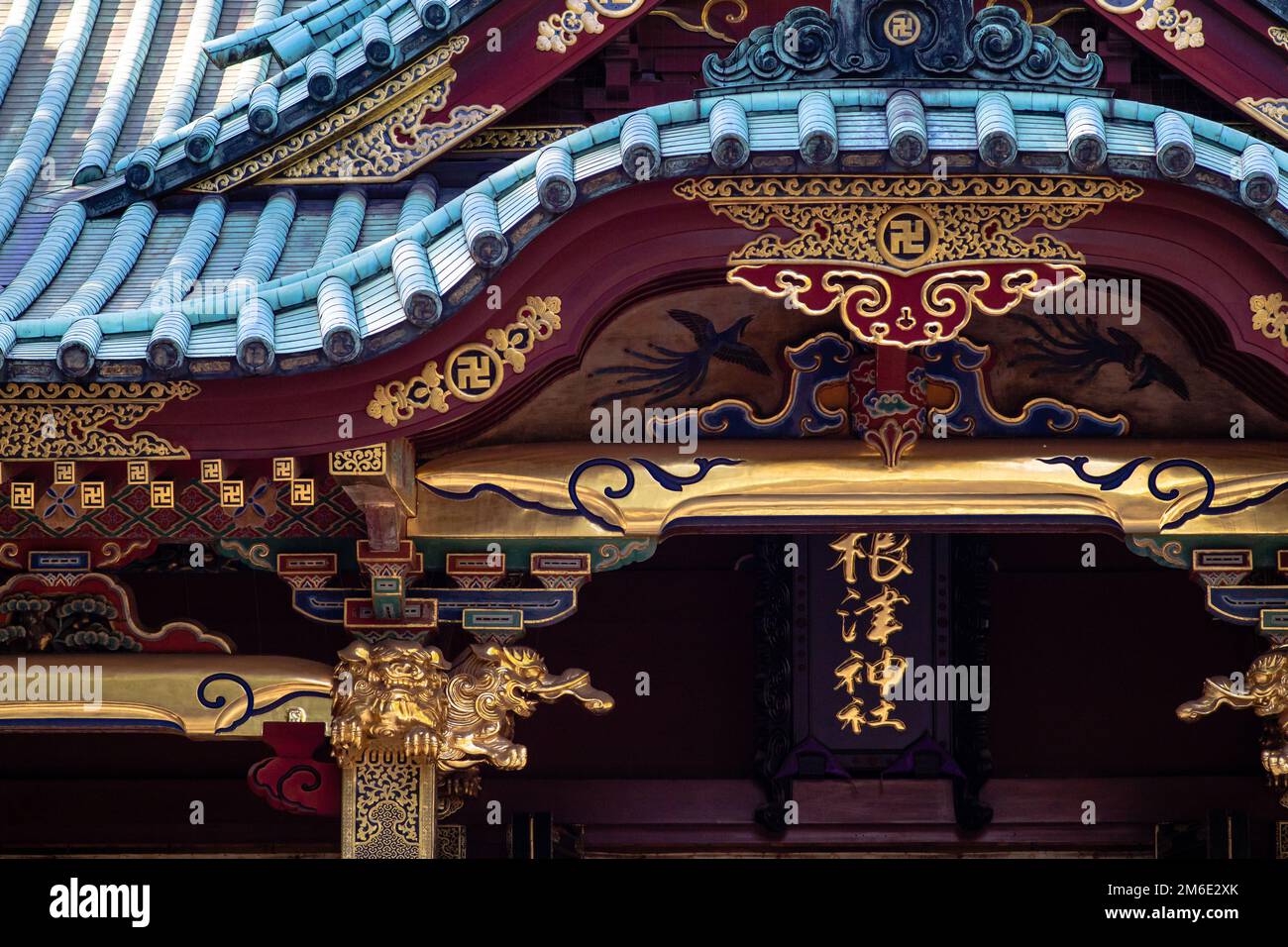 Tokyo, Japon - 9 8 2019 : le principal édifice du sanctuaire de Nezu Banque D'Images