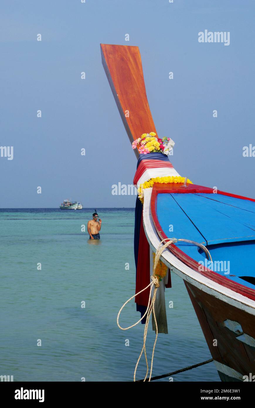 Bateaux en bois avec des groupes de textile arc-en-ciel colorés sur la côte de l'île de Koh Lipe en Thaïlande, une journée de détente ensoleillée Banque D'Images