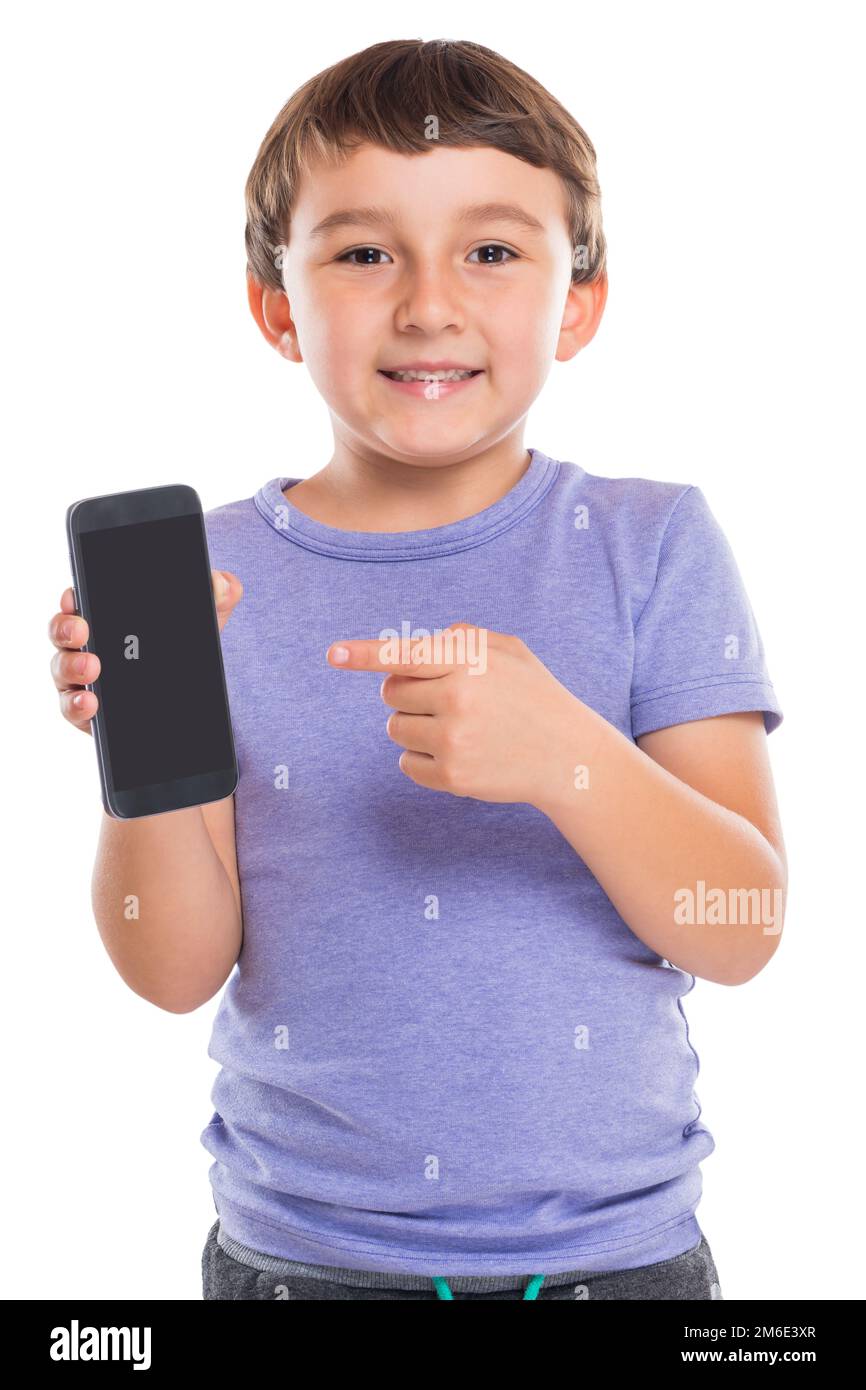 Jeune garçon enfant pointant vers smartphone smartphone smartphone téléphone portable marketing publicité isolée sur blanc Banque D'Images