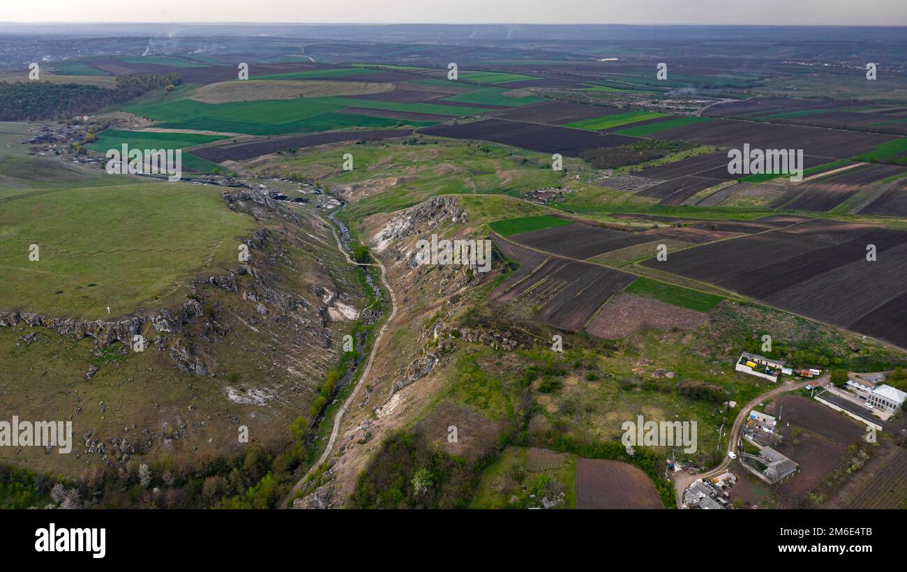 Gorge entre deux toltres près du village de Trinca, en Moldavie Banque D'Images