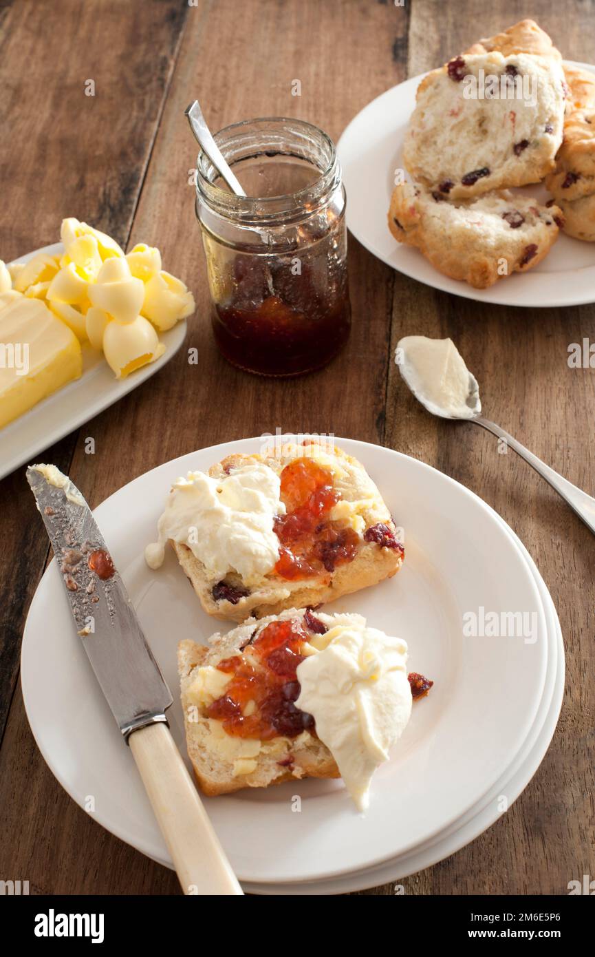 Gâteau frais au beurre avec crème et confiture de fruits Banque D'Images