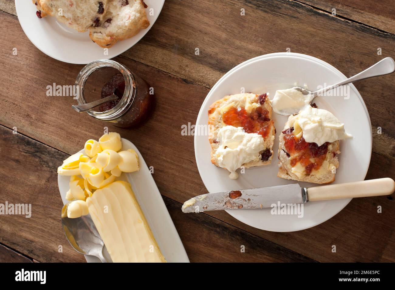 Gâteaux de roche fruités beurrés à la confiture et à la crème Banque D'Images