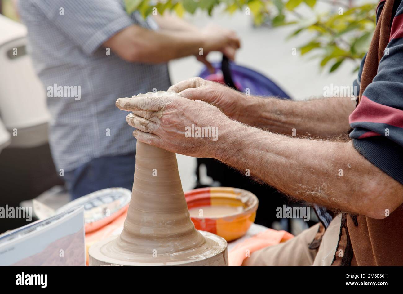 Gros plan ceramist man Hands. Argile à modeler. Pot artisanal en argile. vue partielle du travail de potier Banque D'Images