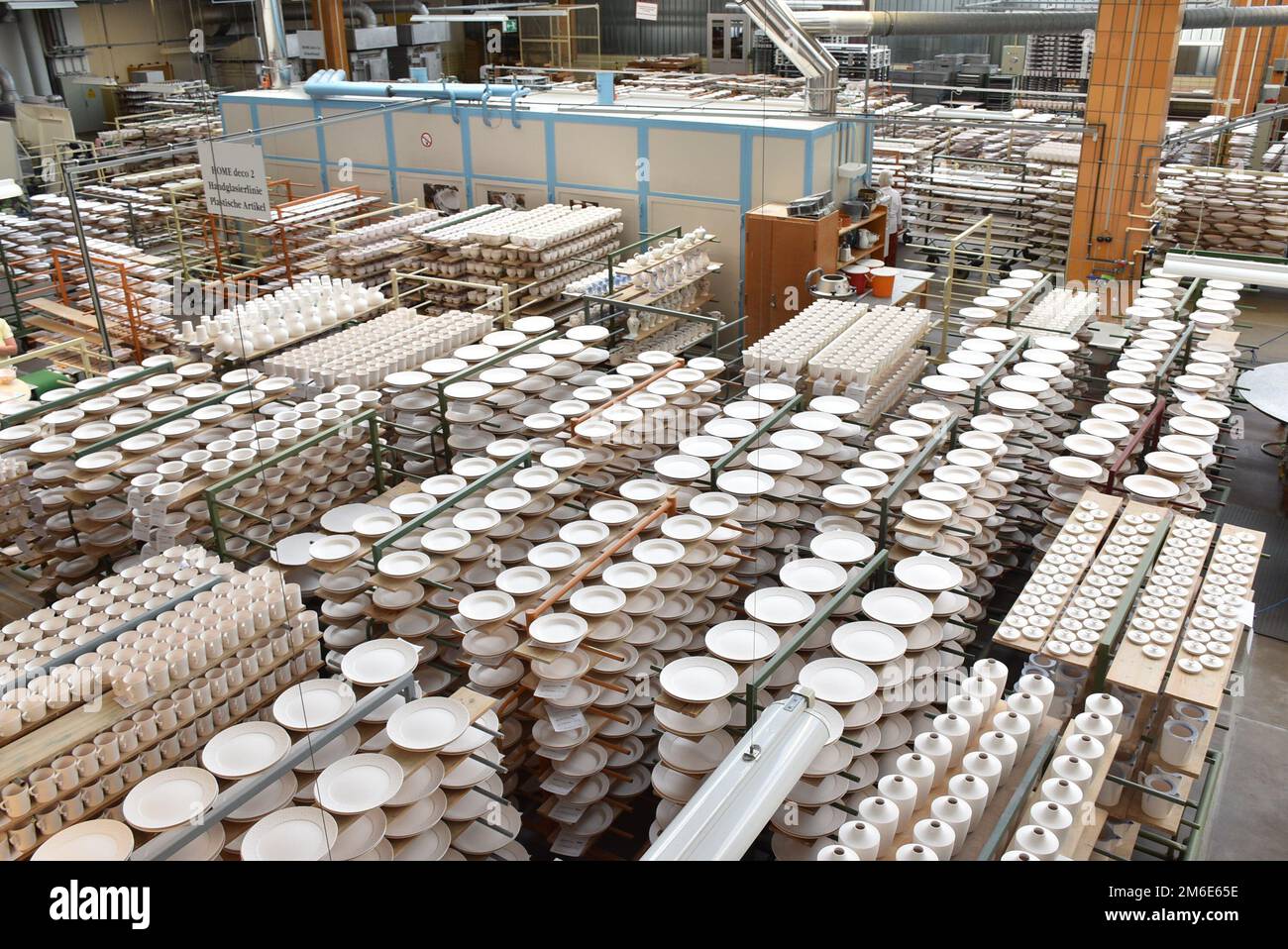 Production de porcelaine authentique dans la célèbre manufacture de