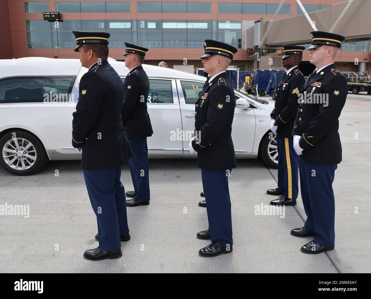 Le caporal David B. Milano, MIA, a été perdu en action pendant la guerre de Corée contre 2 décembre 1950. Après 71 ans, il sera rapatrié aux États-Unis et réunifié avec sa famille. Une garde d'honneur composée de membres de la Garde nationale de l'Utah dirige un honorable Carry à l'aéroport international de Salt Lake City, à 26 avril 2022. Milano est né à Chicago, Illinois, le 23 décembre 1932, à Albert et Lida Milano. Sa famille a déménagé dans l'Utah, où Milano sera mis au repos à côté de sa mère, sa sœur et son beau-frère à Evergreen Memorial Park, 100 Monroe Blvd., Ogden, Utah. Banque D'Images