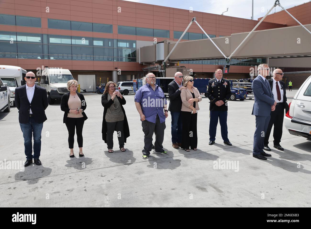 Le caporal David B. Milano, MIA, a été perdu en action pendant la guerre de Corée contre 2 décembre 1950. Après 71 ans, il sera rapatrié aux États-Unis et réunifié avec sa famille. Une garde d'honneur composée de membres de la Garde nationale de l'Utah dirige un honorable Carry à l'aéroport international de Salt Lake City, à 26 avril 2022. Milano est né à Chicago, Illinois, le 23 décembre 1932, à Albert et Lida Milano. Sa famille a déménagé dans l'Utah, où Milano sera mis au repos à côté de sa mère, sa sœur et son beau-frère à Evergreen Memorial Park, 100 Monroe Blvd., Ogden, Utah. Banque D'Images