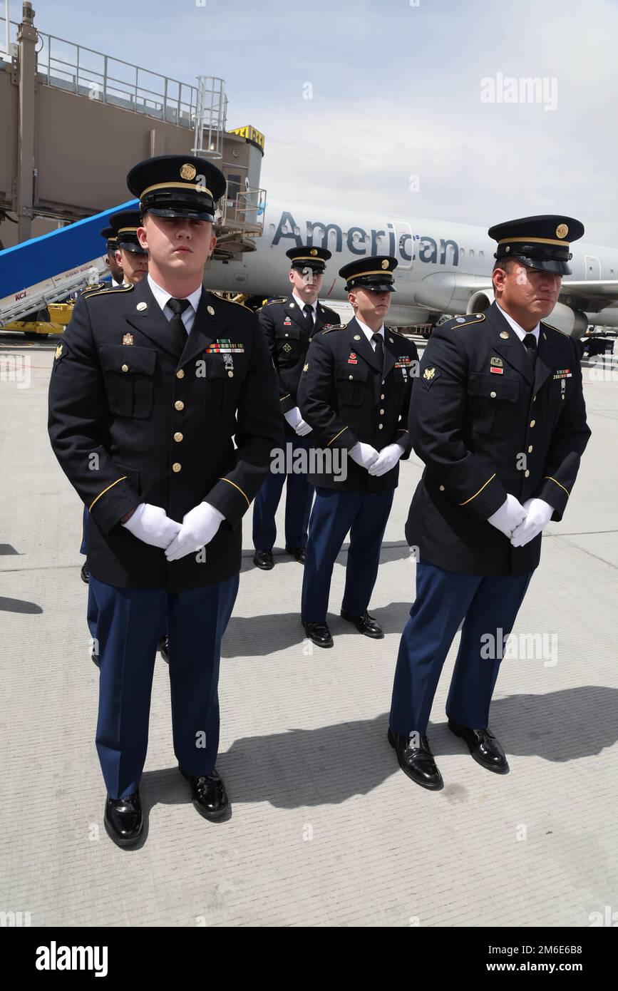 Le caporal David B. Milano, MIA, a été perdu en action pendant la guerre de Corée contre 2 décembre 1950. Après 71 ans, il sera rapatrié aux États-Unis et réunifié avec sa famille. Une garde d'honneur composée de membres de la Garde nationale de l'Utah dirige un honorable Carry à l'aéroport international de Salt Lake City, à 26 avril 2022. Milano est né à Chicago, Illinois, le 23 décembre 1932, à Albert et Lida Milano. Sa famille a déménagé dans l'Utah, où Milano sera mis au repos à côté de sa mère, sa sœur et son beau-frère à Evergreen Memorial Park, 100 Monroe Blvd., Ogden, Utah. Banque D'Images