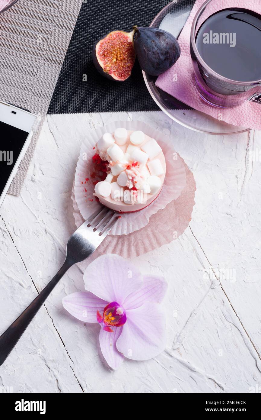 Style de vie établi à la rencontre dans le café.Bleu thaïlandais, thé aux pois aux papillons servi avec des figues fraîches et gâteau de panna cotta et morceau de fruit de CA Banque D'Images