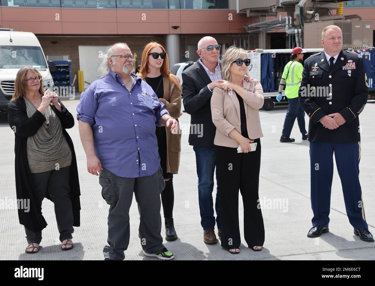 Le caporal David B. Milano, MIA, a été perdu en action pendant la guerre de Corée contre 2 décembre 1950. Après 71 ans, il sera rapatrié aux États-Unis et réunifié avec sa famille. Une garde d'honneur composée de membres de la Garde nationale de l'Utah dirige un honorable Carry à l'aéroport international de Salt Lake City, à 26 avril 2022. Milano est né à Chicago, Illinois, le 23 décembre 1932, à Albert et Lida Milano. Sa famille a déménagé dans l'Utah, où Milano sera mis au repos à côté de sa mère, sa sœur et son beau-frère à Evergreen Memorial Park, 100 Monroe Blvd., Ogden, Utah. Banque D'Images