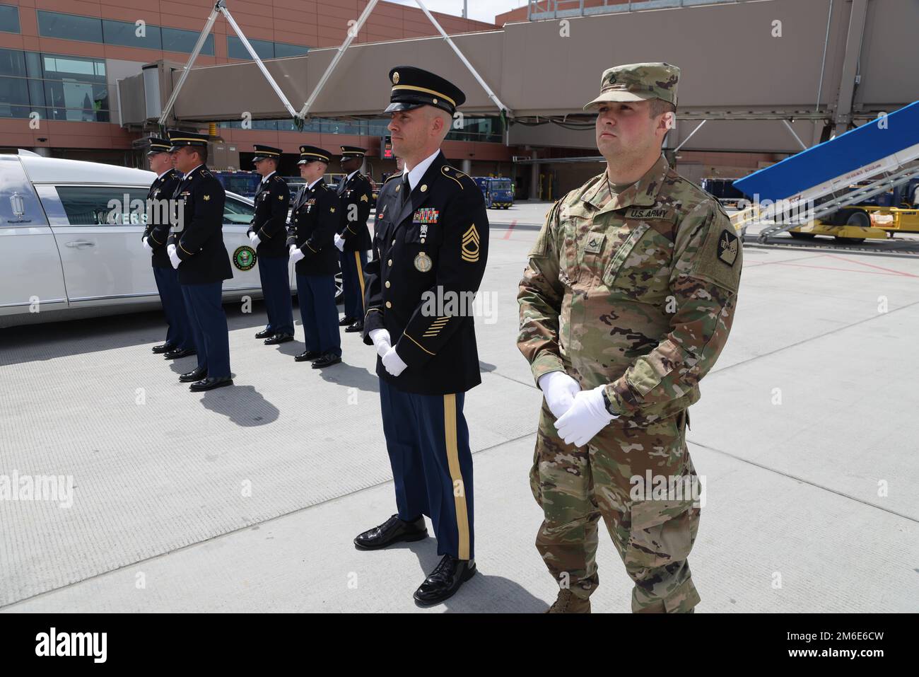 Le caporal David B. Milano, MIA, a été perdu en action pendant la guerre de Corée contre 2 décembre 1950. Après 71 ans, il sera rapatrié aux États-Unis et réunifié avec sa famille. Une garde d'honneur composée de membres de la Garde nationale de l'Utah dirige un honorable Carry à l'aéroport international de Salt Lake City, à 26 avril 2022. Milano est né à Chicago, Illinois, le 23 décembre 1932, à Albert et Lida Milano. Sa famille a déménagé dans l'Utah, où Milano sera mis au repos à côté de sa mère, sa sœur et son beau-frère à Evergreen Memorial Park, 100 Monroe Blvd., Ogden, Utah. Banque D'Images