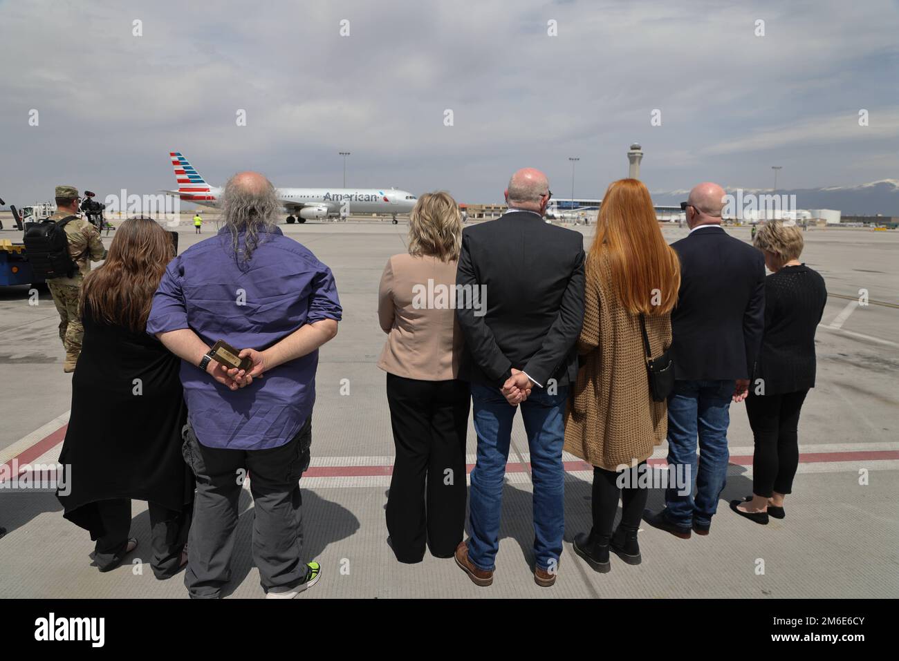 Le caporal David B. Milano, MIA, a été perdu en action pendant la guerre de Corée contre 2 décembre 1950. Après 71 ans, il sera rapatrié aux États-Unis et réunifié avec sa famille. Une garde d'honneur composée de membres de la Garde nationale de l'Utah dirige un honorable Carry à l'aéroport international de Salt Lake City, à 26 avril 2022. Milano est né à Chicago, Illinois, le 23 décembre 1932, à Albert et Lida Milano. Sa famille a déménagé dans l'Utah, où Milano sera mis au repos à côté de sa mère, sa sœur et son beau-frère à Evergreen Memorial Park, 100 Monroe Blvd., Ogden, Utah. Banque D'Images