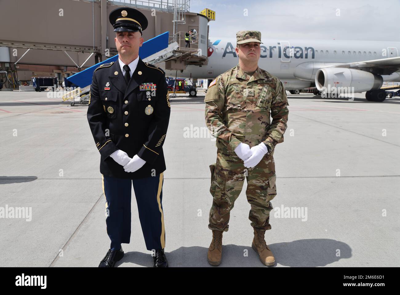 Le caporal David B. Milano, MIA, a été perdu en action pendant la guerre de Corée contre 2 décembre 1950. Après 71 ans, il sera rapatrié aux États-Unis et réunifié avec sa famille. Une garde d'honneur composée de membres de la Garde nationale de l'Utah dirige un honorable Carry à l'aéroport international de Salt Lake City, à 26 avril 2022. Milano est né à Chicago, Illinois, le 23 décembre 1932, à Albert et Lida Milano. Sa famille a déménagé dans l'Utah, où Milano sera mis au repos à côté de sa mère, sa sœur et son beau-frère à Evergreen Memorial Park, 100 Monroe Blvd., Ogden, Utah. Banque D'Images