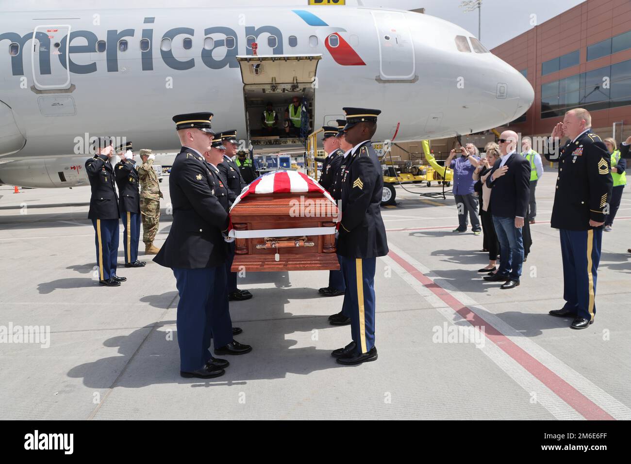 Le caporal David B. Milano, MIA, a été perdu en action pendant la guerre de Corée contre 2 décembre 1950. Après 71 ans, il sera rapatrié aux États-Unis et réunifié avec sa famille. Une garde d'honneur composée de membres de la Garde nationale de l'Utah dirige un honorable Carry à l'aéroport international de Salt Lake City, à 26 avril 2022. Milano est né à Chicago, Illinois, le 23 décembre 1932, à Albert et Lida Milano. Sa famille a déménagé dans l'Utah, où Milano sera mis au repos à côté de sa mère, sa sœur et son beau-frère à Evergreen Memorial Park, 100 Monroe Blvd., Ogden, Utah. Banque D'Images