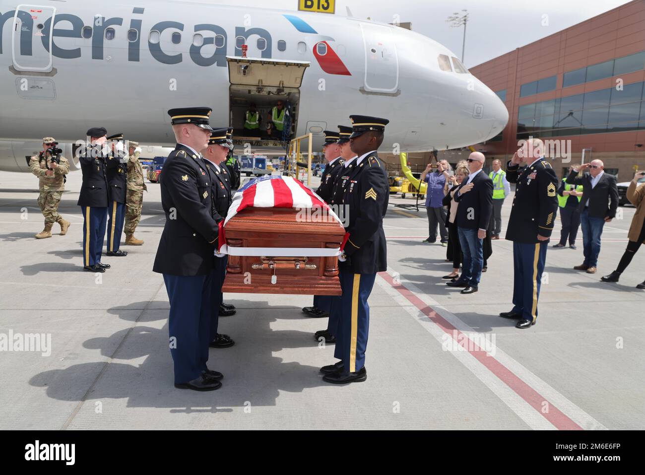 Le caporal David B. Milano, MIA, a été perdu en action pendant la guerre de Corée contre 2 décembre 1950. Après 71 ans, il sera rapatrié aux États-Unis et réunifié avec sa famille. Une garde d'honneur composée de membres de la Garde nationale de l'Utah dirige un honorable Carry à l'aéroport international de Salt Lake City, à 26 avril 2022. Milano est né à Chicago, Illinois, le 23 décembre 1932, à Albert et Lida Milano. Sa famille a déménagé dans l'Utah, où Milano sera mis au repos à côté de sa mère, sa sœur et son beau-frère à Evergreen Memorial Park, 100 Monroe Blvd., Ogden, Utah. Banque D'Images