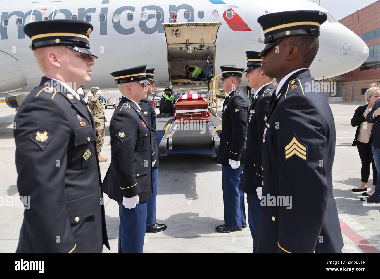 Le caporal David B. Milano, MIA, a été perdu en action pendant la guerre de Corée contre 2 décembre 1950. Après 71 ans, il sera rapatrié aux États-Unis et réunifié avec sa famille. Une garde d'honneur composée de membres de la Garde nationale de l'Utah dirige un honorable Carry à l'aéroport international de Salt Lake City, à 26 avril 2022. Milano est né à Chicago, Illinois, le 23 décembre 1932, à Albert et Lida Milano. Sa famille a déménagé dans l'Utah, où Milano sera mis au repos à côté de sa mère, sa sœur et son beau-frère à Evergreen Memorial Park, 100 Monroe Blvd., Ogden, Utah. Banque D'Images