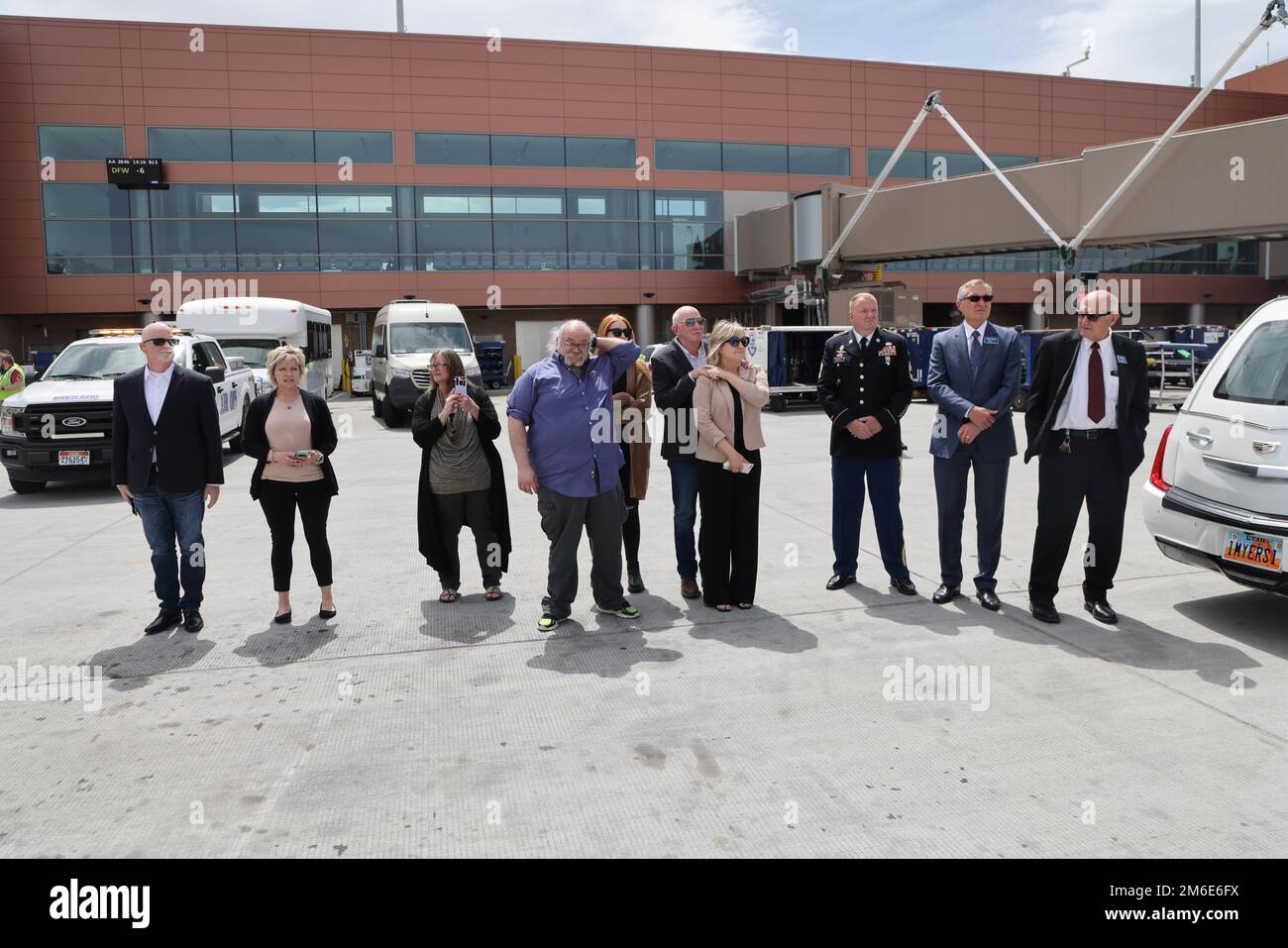 Le caporal David B. Milano, MIA, a été perdu en action pendant la guerre de Corée contre 2 décembre 1950. Après 71 ans, il sera rapatrié aux États-Unis et réunifié avec sa famille. Une garde d'honneur composée de membres de la Garde nationale de l'Utah dirige un honorable Carry à l'aéroport international de Salt Lake City, à 26 avril 2022. Milano est né à Chicago, Illinois, le 23 décembre 1932, à Albert et Lida Milano. Sa famille a déménagé dans l'Utah, où Milano sera mis au repos à côté de sa mère, sa sœur et son beau-frère à Evergreen Memorial Park, 100 Monroe Blvd., Ogden, Utah. Banque D'Images
