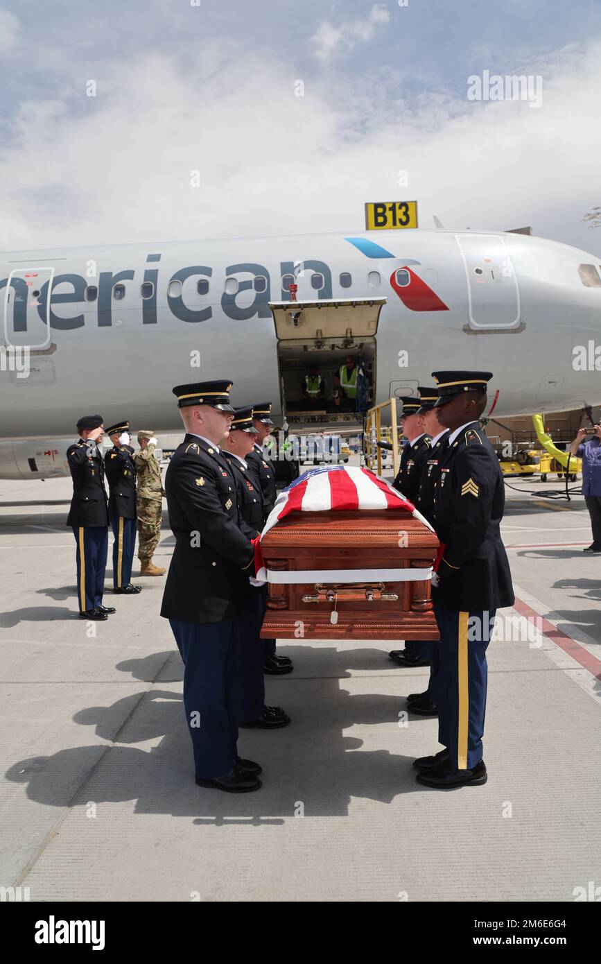 Le caporal David B. Milano, MIA, a été perdu en action pendant la guerre de Corée contre 2 décembre 1950. Après 71 ans, il sera rapatrié aux États-Unis et réunifié avec sa famille. Une garde d'honneur composée de membres de la Garde nationale de l'Utah dirige un honorable Carry à l'aéroport international de Salt Lake City, à 26 avril 2022. Milano est né à Chicago, Illinois, le 23 décembre 1932, à Albert et Lida Milano. Sa famille a déménagé dans l'Utah, où Milano sera mis au repos à côté de sa mère, sa sœur et son beau-frère à Evergreen Memorial Park, 100 Monroe Blvd., Ogden, Utah. Banque D'Images