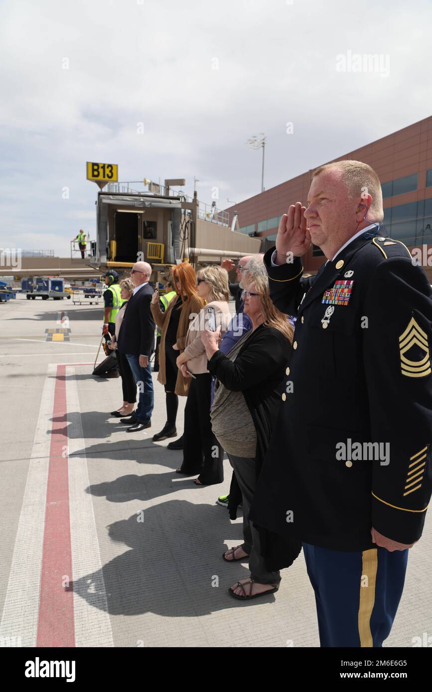 Le caporal David B. Milano, MIA, a été perdu en action pendant la guerre de Corée contre 2 décembre 1950. Après 71 ans, il sera rapatrié aux États-Unis et réunifié avec sa famille. Une garde d'honneur composée de membres de la Garde nationale de l'Utah dirige un honorable Carry à l'aéroport international de Salt Lake City, à 26 avril 2022. Milano est né à Chicago, Illinois, le 23 décembre 1932, à Albert et Lida Milano. Sa famille a déménagé dans l'Utah, où Milano sera mis au repos à côté de sa mère, sa sœur et son beau-frère à Evergreen Memorial Park, 100 Monroe Blvd., Ogden, Utah. Banque D'Images