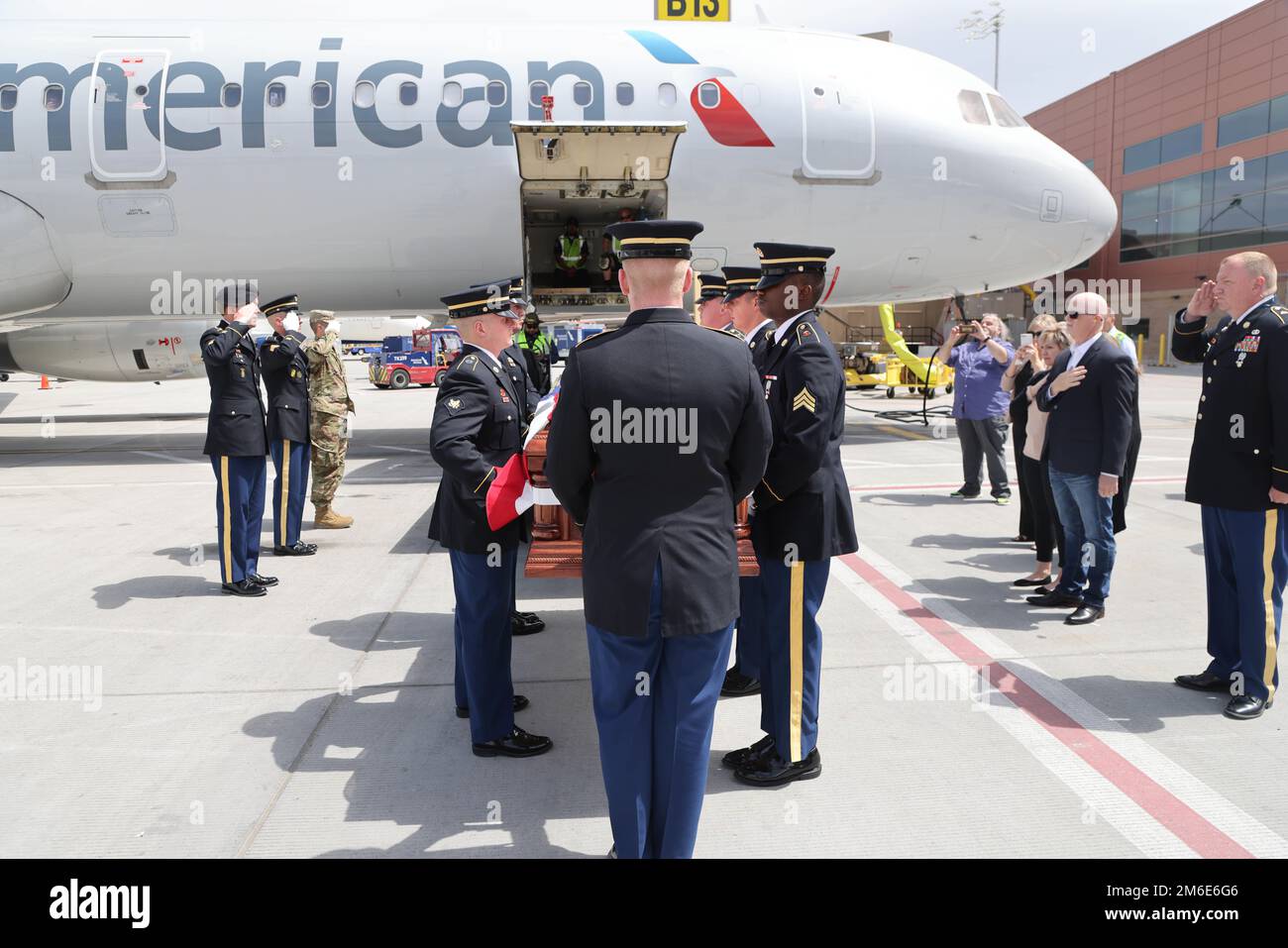 Le caporal David B. Milano, MIA, a été perdu en action pendant la guerre de Corée contre 2 décembre 1950. Après 71 ans, il sera rapatrié aux États-Unis et réunifié avec sa famille. Une garde d'honneur composée de membres de la Garde nationale de l'Utah dirige un honorable Carry à l'aéroport international de Salt Lake City, à 26 avril 2022. Milano est né à Chicago, Illinois, le 23 décembre 1932, à Albert et Lida Milano. Sa famille a déménagé dans l'Utah, où Milano sera mis au repos à côté de sa mère, sa sœur et son beau-frère à Evergreen Memorial Park, 100 Monroe Blvd., Ogden, Utah. Banque D'Images