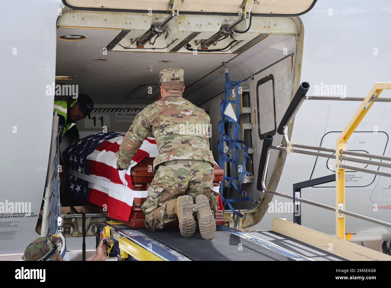 Le caporal David B. Milano, MIA, a été perdu en action pendant la guerre de Corée contre 2 décembre 1950. Après 71 ans, il sera rapatrié aux États-Unis et réunifié avec sa famille. Une garde d'honneur composée de membres de la Garde nationale de l'Utah dirige un honorable Carry à l'aéroport international de Salt Lake City, à 26 avril 2022. Milano est né à Chicago, Illinois, le 23 décembre 1932, à Albert et Lida Milano. Sa famille a déménagé dans l'Utah, où Milano sera mis au repos à côté de sa mère, sa sœur et son beau-frère à Evergreen Memorial Park, 100 Monroe Blvd., Ogden, Utah. Banque D'Images