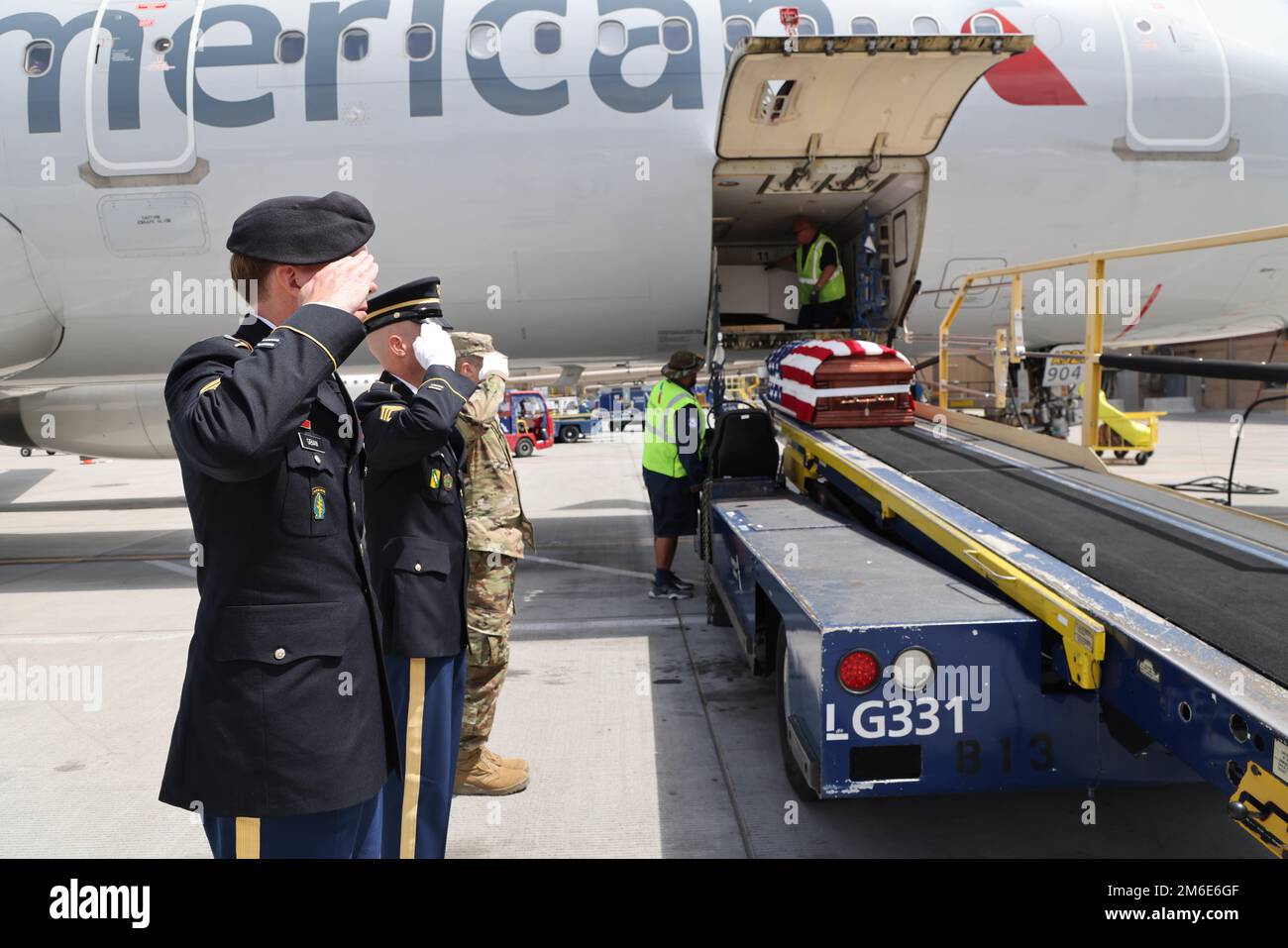 Le caporal David B. Milano, MIA, a été perdu en action pendant la guerre de Corée contre 2 décembre 1950. Après 71 ans, il sera rapatrié aux États-Unis et réunifié avec sa famille. Une garde d'honneur composée de membres de la Garde nationale de l'Utah dirige un honorable Carry à l'aéroport international de Salt Lake City, à 26 avril 2022. Milano est né à Chicago, Illinois, le 23 décembre 1932, à Albert et Lida Milano. Sa famille a déménagé dans l'Utah, où Milano sera mis au repos à côté de sa mère, sa sœur et son beau-frère à Evergreen Memorial Park, 100 Monroe Blvd., Ogden, Utah. Banque D'Images