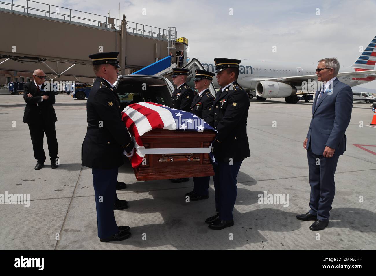 Le caporal David B. Milano, MIA, a été perdu en action pendant la guerre de Corée contre 2 décembre 1950. Après 71 ans, il sera rapatrié aux États-Unis et réunifié avec sa famille. Une garde d'honneur composée de membres de la Garde nationale de l'Utah dirige un honorable Carry à l'aéroport international de Salt Lake City, à 26 avril 2022. Milano est né à Chicago, Illinois, le 23 décembre 1932, à Albert et Lida Milano. Sa famille a déménagé dans l'Utah, où Milano sera mis au repos à côté de sa mère, sa sœur et son beau-frère à Evergreen Memorial Park, 100 Monroe Blvd., Ogden, Utah. Banque D'Images