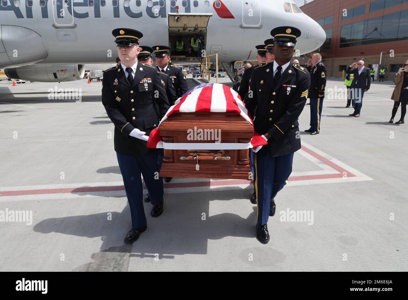 Le caporal David B. Milano, MIA, a été perdu en action pendant la guerre de Corée contre 2 décembre 1950. Après 71 ans, il sera rapatrié aux États-Unis et réunifié avec sa famille. Une garde d'honneur composée de membres de la Garde nationale de l'Utah dirige un honorable Carry à l'aéroport international de Salt Lake City, à 26 avril 2022. Milano est né à Chicago, Illinois, le 23 décembre 1932, à Albert et Lida Milano. Sa famille a déménagé dans l'Utah, où Milano sera mis au repos à côté de sa mère, sa sœur et son beau-frère à Evergreen Memorial Park, 100 Monroe Blvd., Ogden, Utah. Banque D'Images