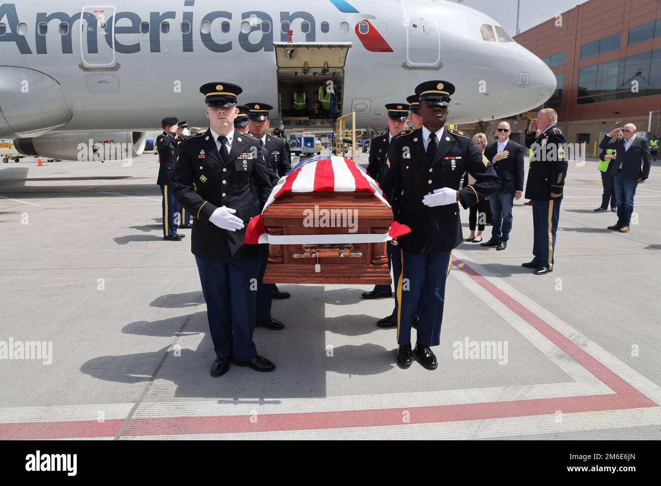Le caporal David B. Milano, MIA, a été perdu en action pendant la guerre de Corée contre 2 décembre 1950. Après 71 ans, il sera rapatrié aux États-Unis et réunifié avec sa famille. Une garde d'honneur composée de membres de la Garde nationale de l'Utah dirige un honorable Carry à l'aéroport international de Salt Lake City, à 26 avril 2022. Milano est né à Chicago, Illinois, le 23 décembre 1932, à Albert et Lida Milano. Sa famille a déménagé dans l'Utah, où Milano sera mis au repos à côté de sa mère, sa sœur et son beau-frère à Evergreen Memorial Park, 100 Monroe Blvd., Ogden, Utah. Banque D'Images